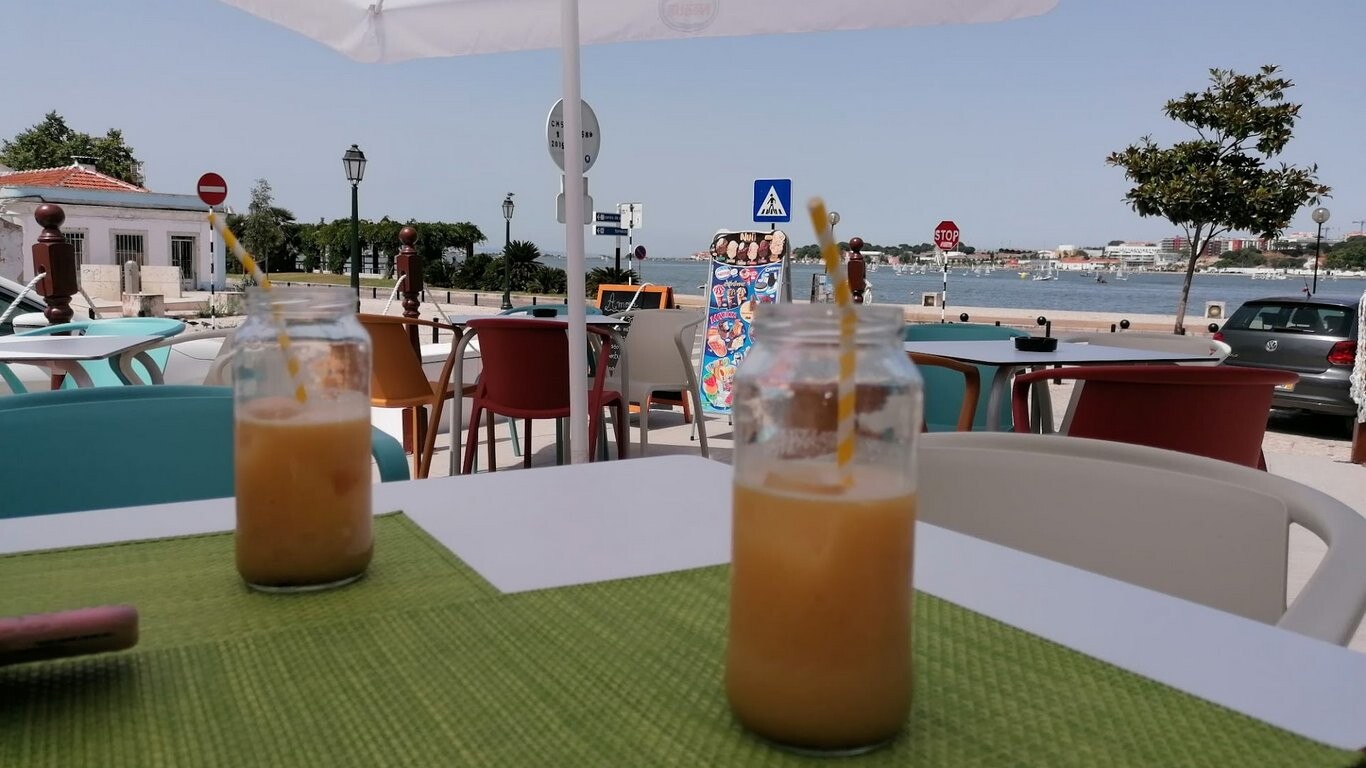 Amora Lounge